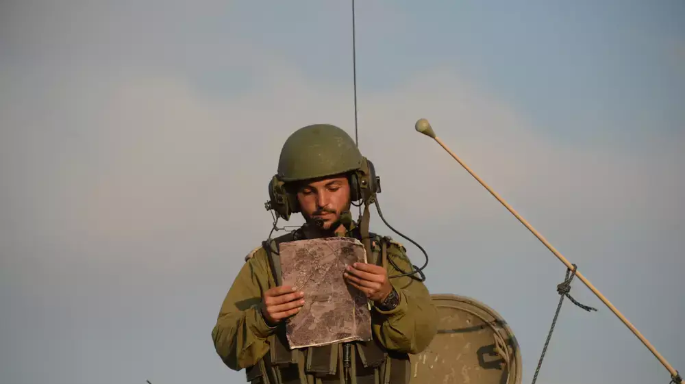 נגמ"ש חוצה את הכביש ליד ניר עם . יולי 2014 נגמ"ש חוצה את הכביש ליד ניר עם . יולי 2014