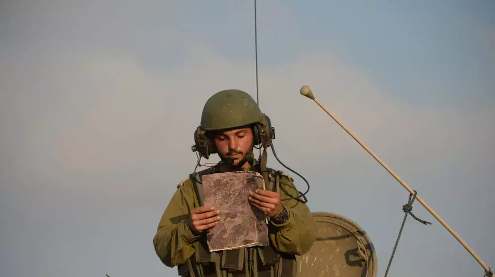 נגמ"ש חוצה את הכביש ליד ניר עם . יולי 2014 לוגו תמונות נגמ"ש חוצה את הכביש ליד ניר עם . יולי 2014 לוגו תמונות