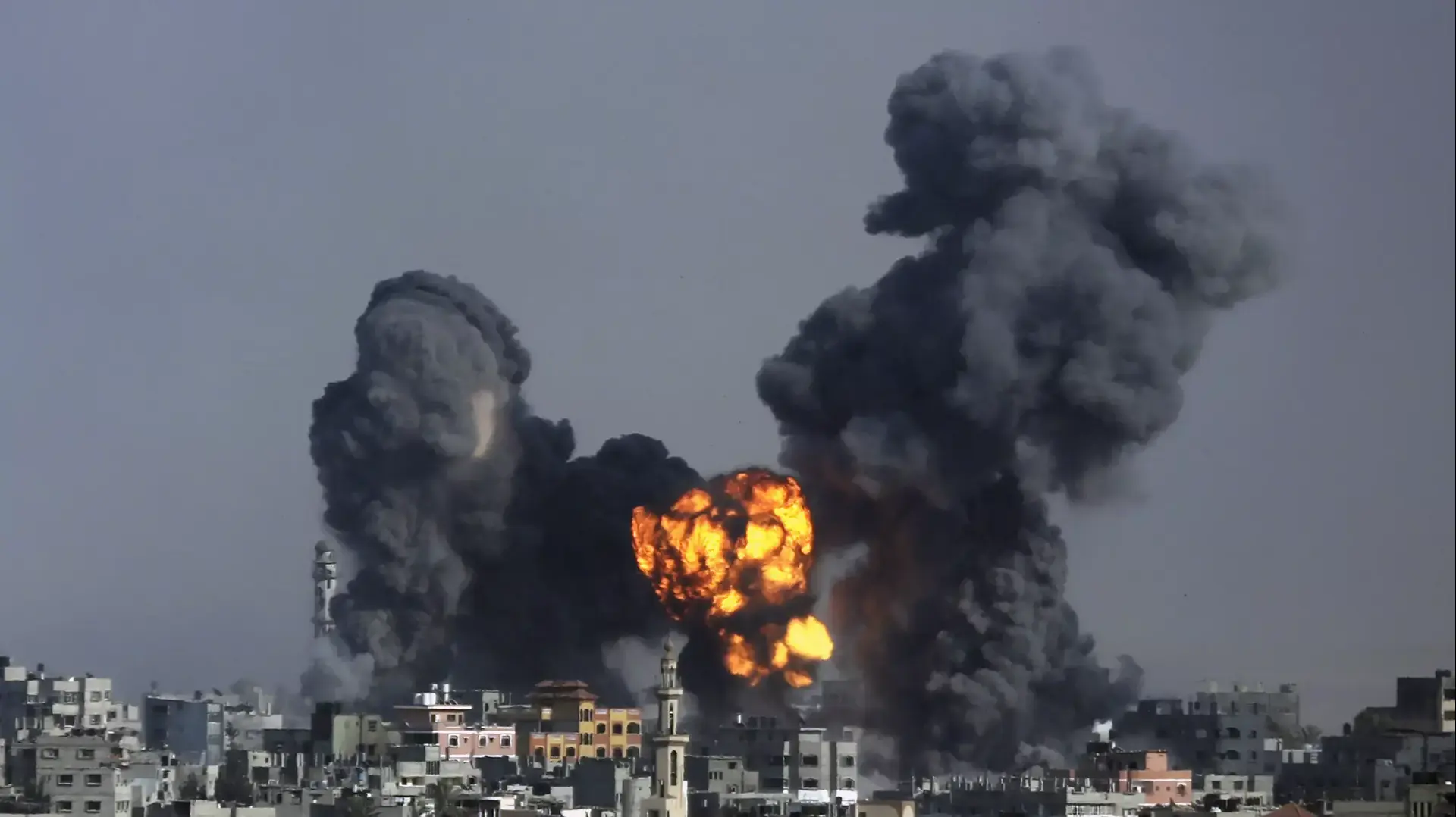 עשן ולהבות במהלך הלחימה בעזה. יולי 2014 עשן ולהבות במהלך הלחימה בעזה. יולי 2014