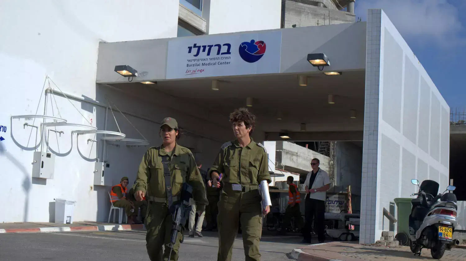 פצועים מגיעים לבית החולים ברזילי באשקלון, יולי 2014 פצועים מגיעים לבית החולים ברזילי באשקלון, יולי 2014