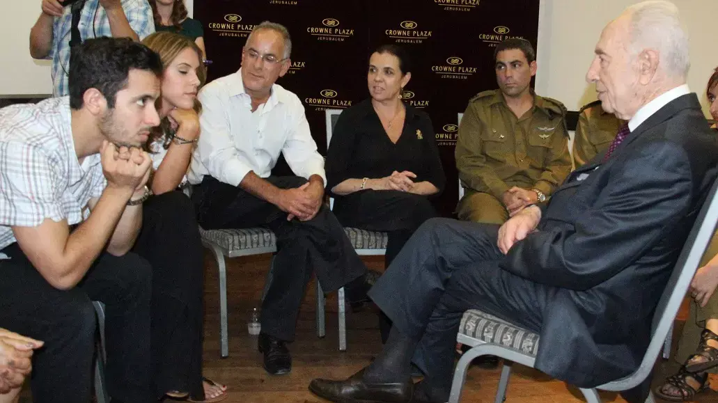 נשיא המדינה שמעון פרס עם משפחת החייל סמל מקס שטיינברג ז"ל, יולי 2014 נשיא המדינה שמעון פרס עם משפחת החייל סמל מקס שטיינברג ז"ל, יולי 2014