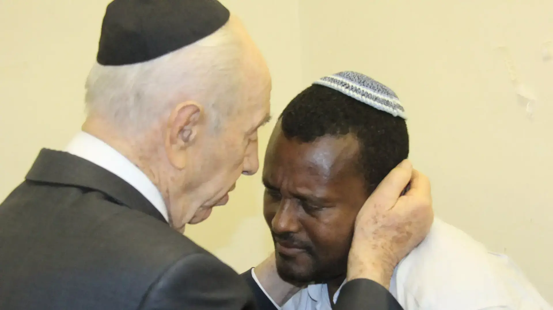 נשיא המדינה שמעון פרס עם משפחת החייל סמ"ר משה מלקו ז"ל, יולי 2014 נשיא המדינה שמעון פרס עם משפחת החייל סמ"ר משה מלקו ז"ל, יולי 2014