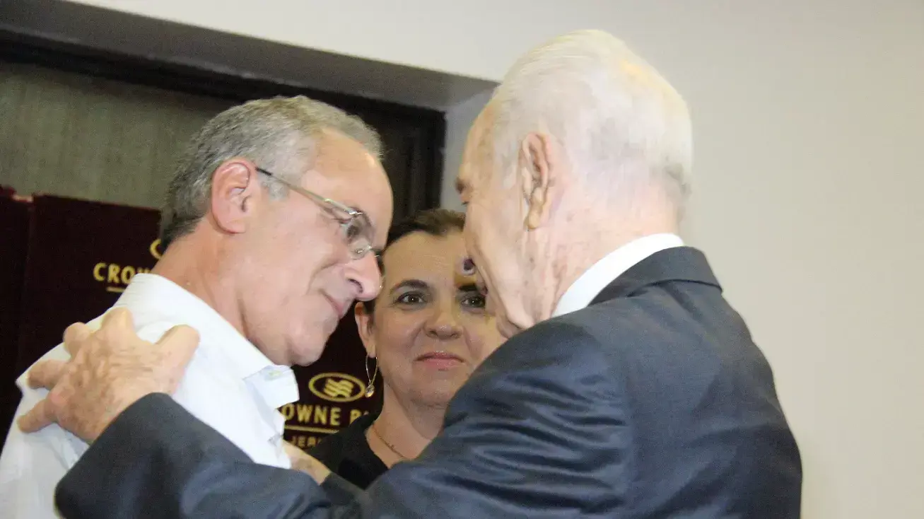 נשיא המדינה שמעון פרס עם משפחת החייל סמל מקס שטיינברג ז"ל, יולי 2014 נשיא המדינה שמעון פרס עם משפחת החייל סמל מקס שטיינברג ז"ל, יולי 2014