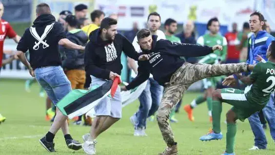שחקן מכבי חיפה, אייל משומר, מותקף במשחק על ידי מפגינים פרו פלסטינים במשחק באוסטריה שחקן מכבי חיפה, אייל משומר, מותקף במשחק על ידי מפגינים פרו פלסטינים במשחק באוסטריה