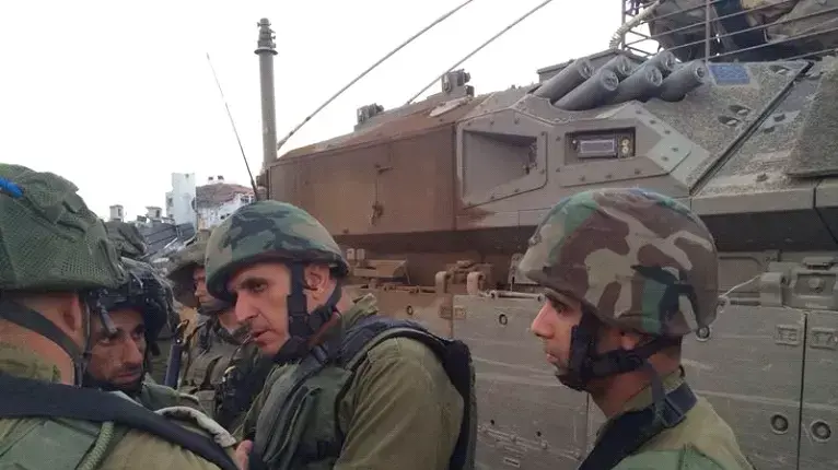 מפקד פיקוד דרום האלוף סמי תורג'מן מבקר את כוחות צה"ל בשג'עאיה מפקד פיקוד דרום האלוף סמי תורג'מן מבקר את כוחות צה"ל בשג'עאיה