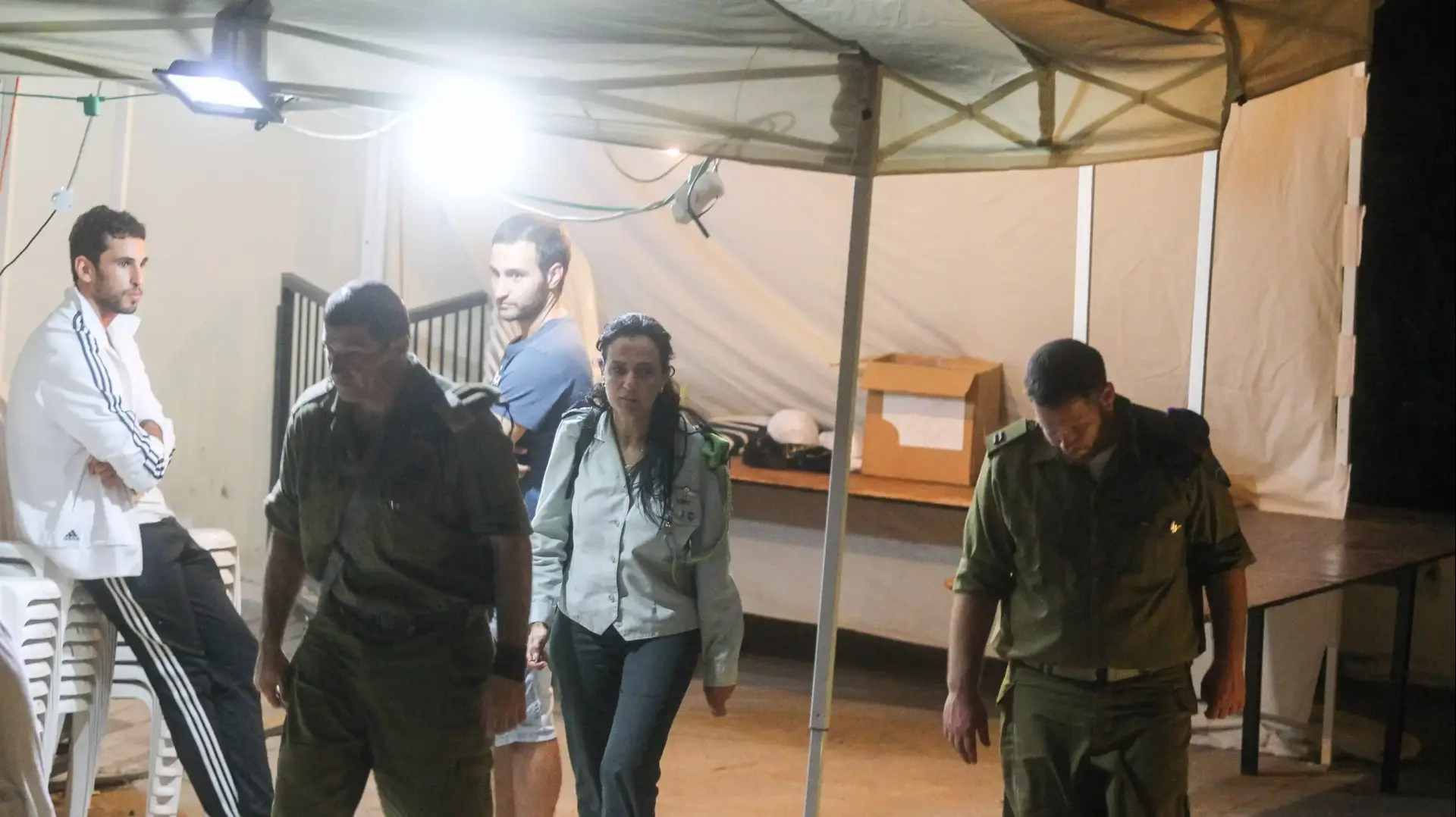 קציני צה"ל יוצאים מבית משפחתו של החייל הנעדר אורון שאול בפוריה קציני צה"ל יוצאים מבית משפחתו של החייל הנעדר אורון שאול בפוריה