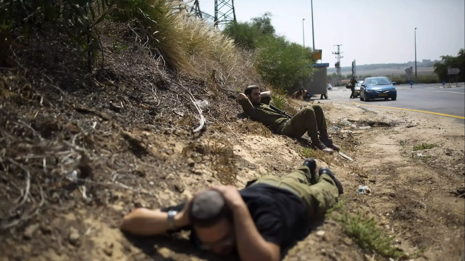 תופסים מחסה בזמן אזעקה באשקלון 23 ביולי 2014 תופסים מחסה בזמן אזעקה באשקלון 23 ביולי 2014