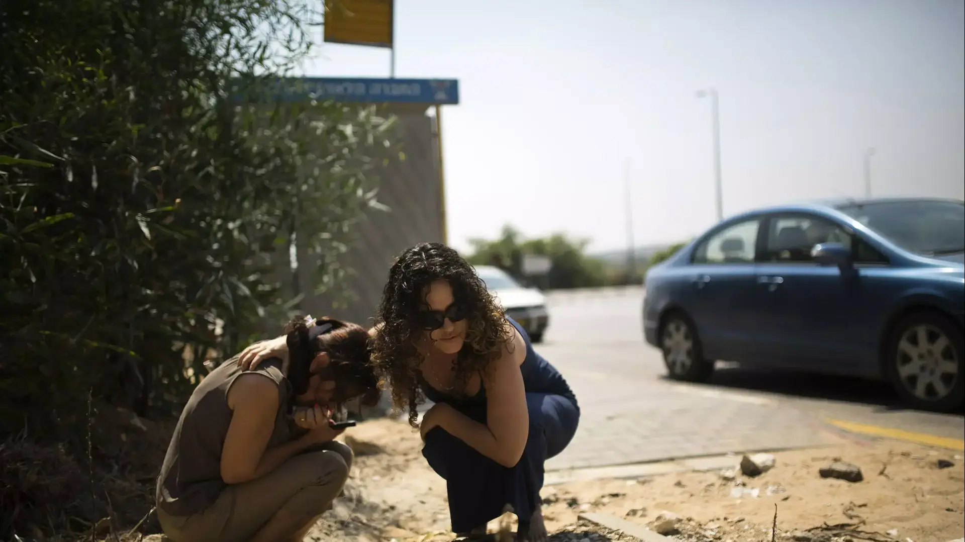 תופסים מחסה בזמן אזעקה באשקלון 23 ביולי 2014 תופסים מחסה בזמן אזעקה באשקלון 23 ביולי 2014