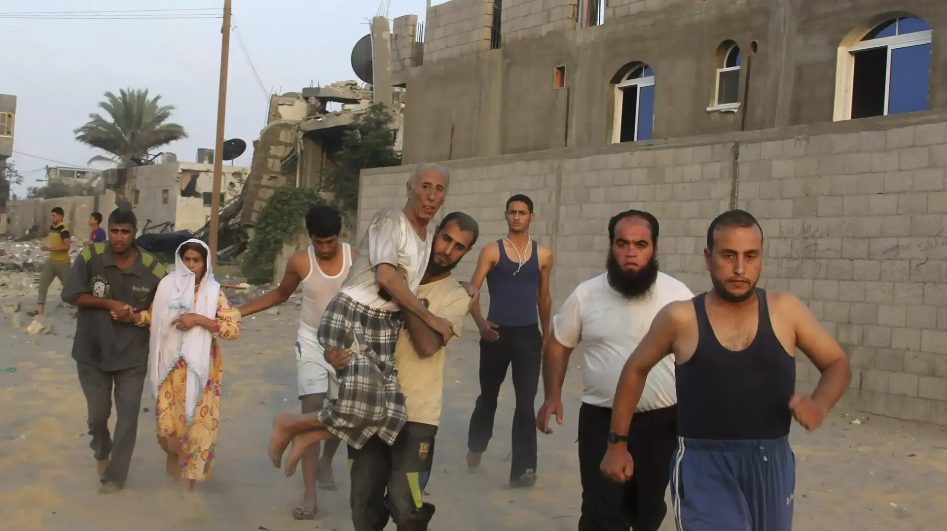 משפחה בעזה נמלטת מתקיפה אווירית של ישראל משפחה בעזה נמלטת מתקיפה אווירית של ישראל