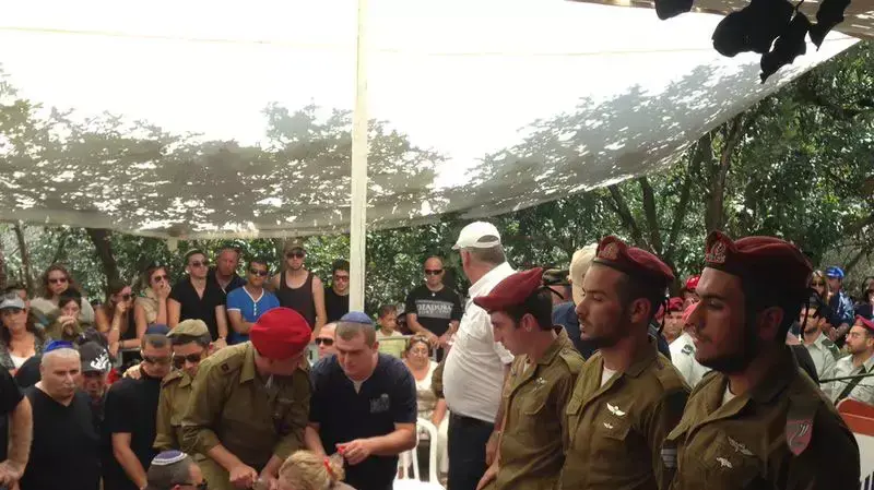 הלווייתו של סמל-ראשון שחר דובר (דאובר), שנפל במהלך מבצע צוק איתן, בבית העלמין גניגר, יולי 2014 הלווייתו של סמל-ראשון שחר דובר (דאובר), שנפל במהלך מבצע צוק איתן, בבית העלמין גניגר, יולי 2014