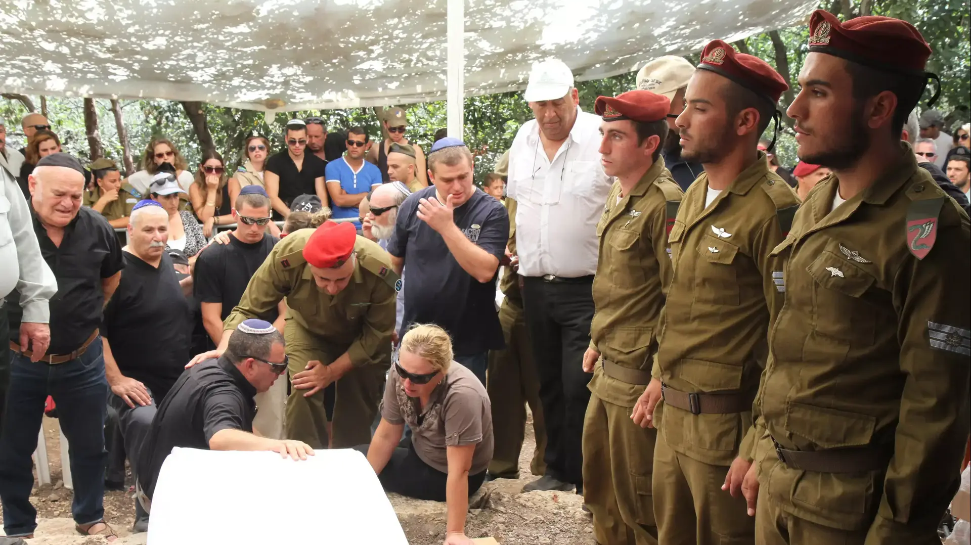 הלווייתו של סמל-ראשון שחר דובר (דאובר), שנפל במהלך מבצע צוק איתן, בבית העלמין גניגר, יולי 2014 הלווייתו של סמל-ראשון שחר דובר (דאובר), שנפל במהלך מבצע צוק איתן, בבית העלמין גניגר, יולי 2014