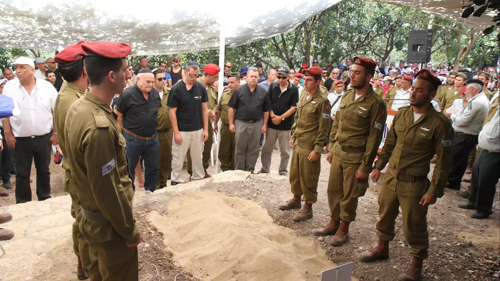 הלווייתו של סמל-ראשון שחר דובר (דאובר), שנפל במהלך מבצע צוק איתן, בבית העלמין גניגר, יולי 2014 הלווייתו של סמל-ראשון שחר דובר (דאובר), שנפל במהלך מבצע צוק איתן, בבית העלמין גניגר, יולי 2014