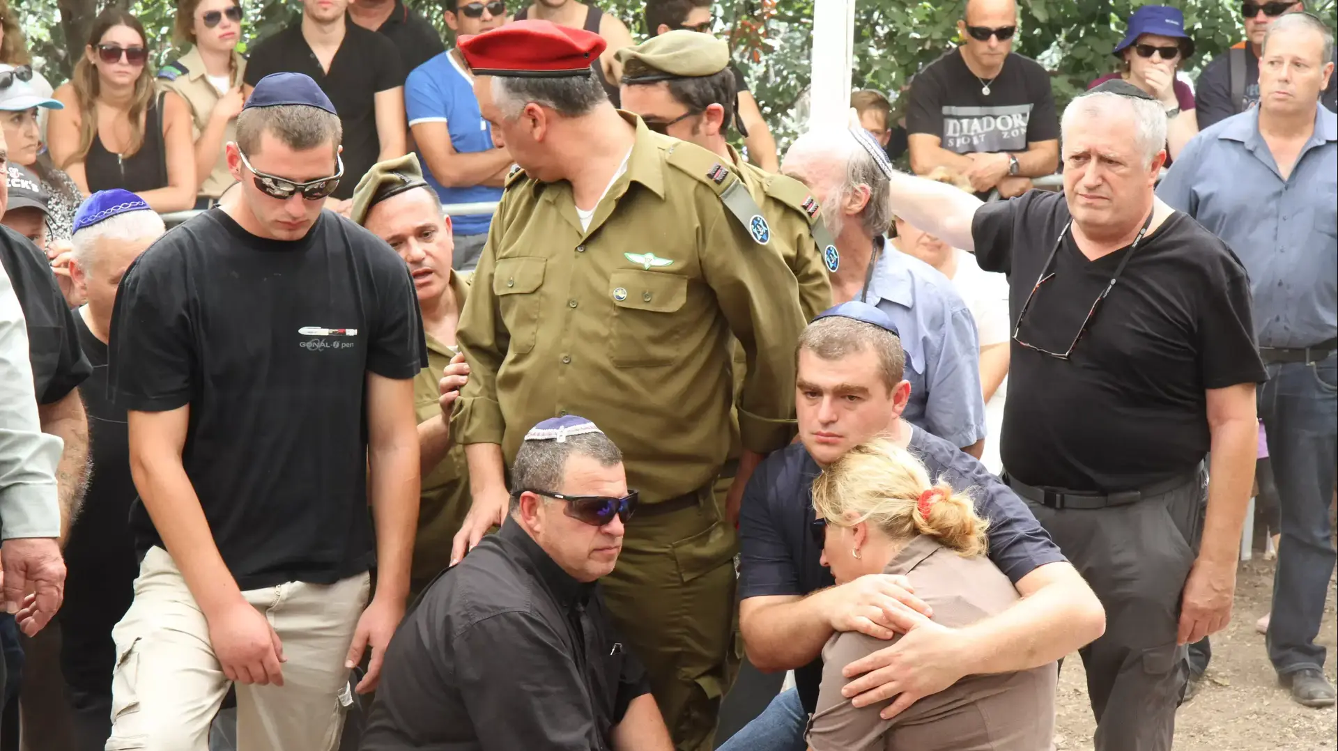 הלווייתו של סמל-ראשון שחר דובר (דאובר), שנפל במהלך מבצע צוק איתן, בבית העלמין גניגר, יולי 2014 הלווייתו של סמל-ראשון שחר דובר (דאובר), שנפל במהלך מבצע צוק איתן, בבית העלמין גניגר, יולי 2014