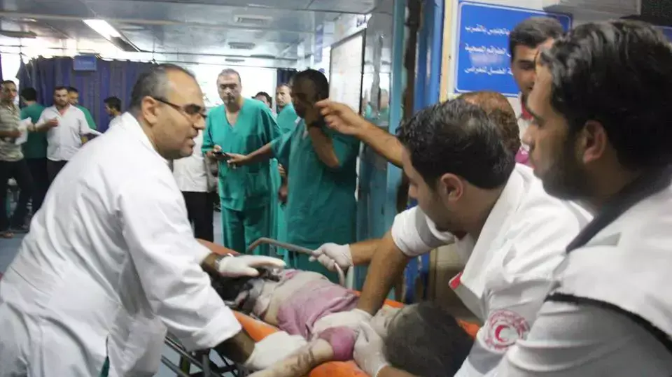 הפלסטינים דיווחו לפחות15 בני אדם נהרגו בתקיפת צה"ל על בית ספר של אונר"א, סוכנות האו"ם לפליטים פלסטיניים הפלסטינים דיווחו לפחות15 בני אדם נהרגו בתקיפת צה"ל על בית ספר של אונר"א, סוכנות האו"ם לפליטים פלסטיניים