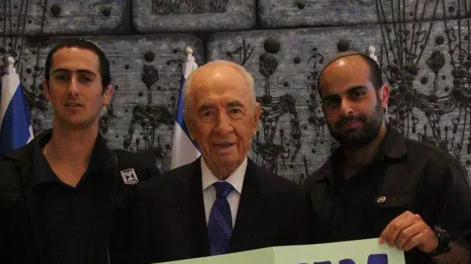 שיא המדינה שמעון פרס צילם "גלויית דרישת שלום" למאבטחיו שנשלחו לאזור הלחימה בעזה ושיגר להם בוואטסאפ האישי שלהם. יולי 2014 שיא המדינה שמעון פרס צילם "גלויית דרישת שלום" למאבטחיו שנשלחו לאזור הלחימה בעזה ושיגר להם בוואטסאפ האישי שלהם. יולי 2014