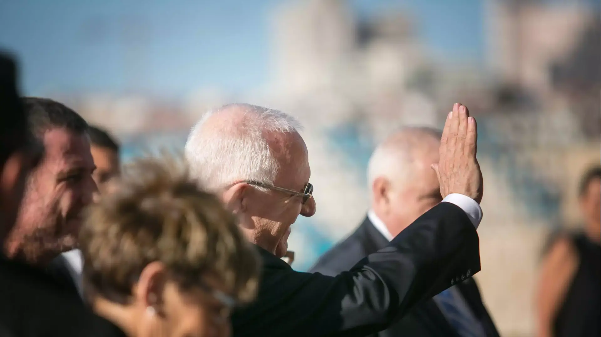 רובי ריבלין בכניסה לכנסת לקראת הצהרת אמונים לנשיאות. יולי 2014 רובי ריבלין בכניסה לכנסת לקראת הצהרת אמונים לנשיאות. יולי 2014
