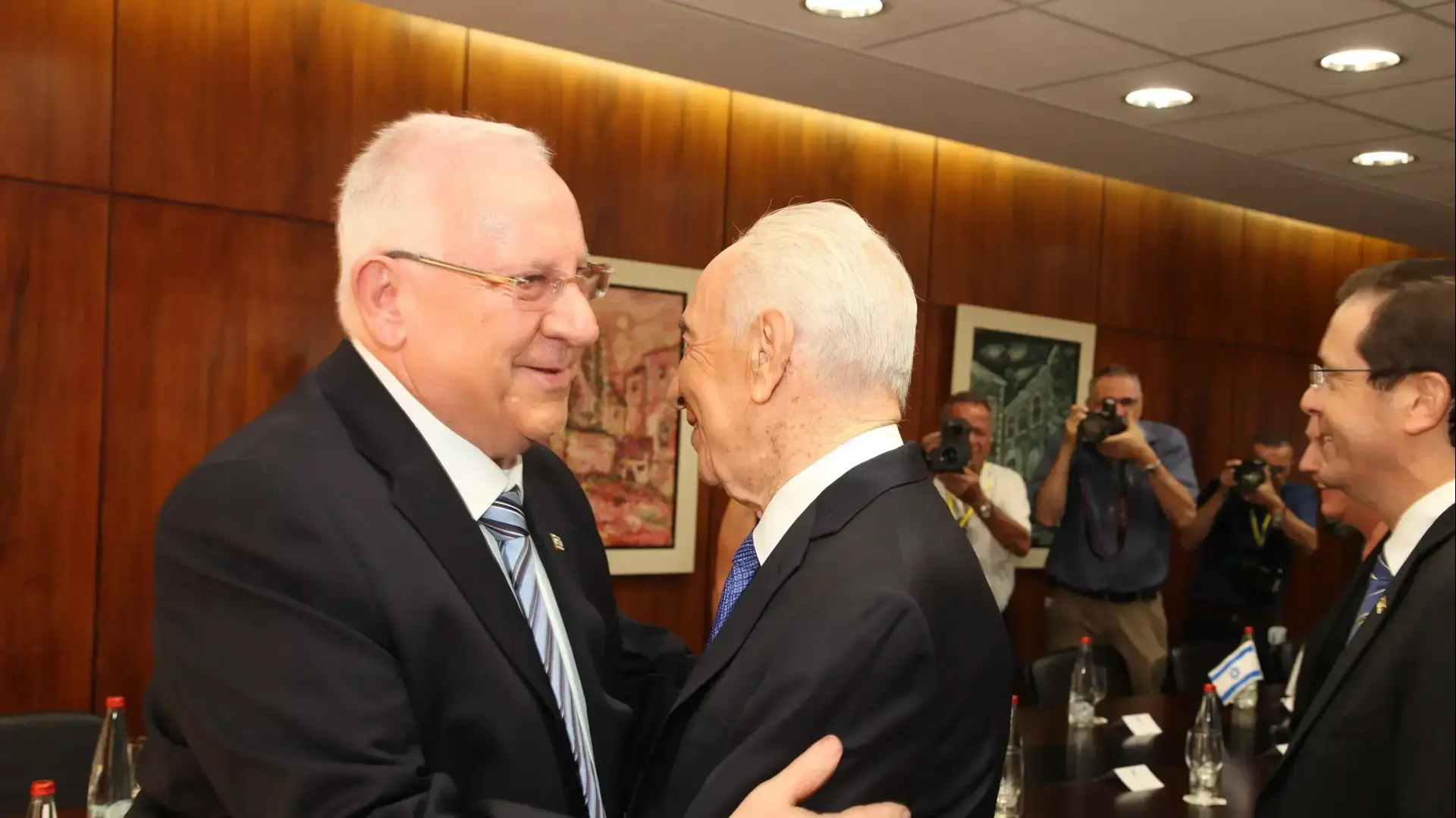 התכנסות מוקדמת בלשכת יו"ר הכנסת יולי יואל אדלשטיין לקראת הצהרת האמונים במליאת הכנסת של הנשיא הנבחר ראובן (רובי) ריבלין התכנסות מוקדמת בלשכת יו"ר הכנסת יולי יואל אדלשטיין לקראת הצהרת האמונים במליאת הכנסת של הנשיא הנבחר ראובן (רובי) ריבלין