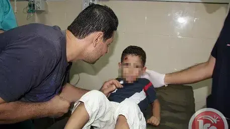 ילדים רבים נפגעו בהפצצת ביה"ס ופונו לבית החולים ברצועת עזה. יולי 2014 ילדים רבים נפגעו בהפצצת ביה"ס ופונו לבית החולים ברצועת עזה. יולי 2014