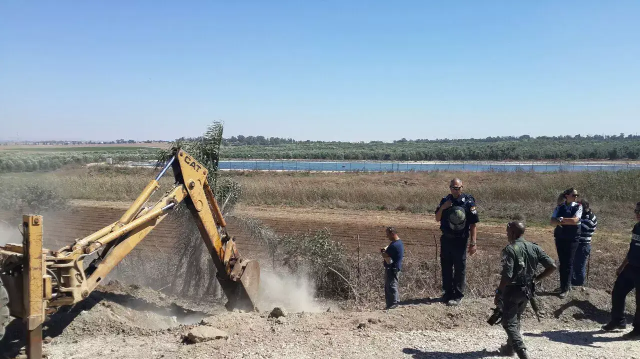 נפילה ליד רפת במועצה האזורית יואב. יולי 2014 נפילה ליד רפת במועצה האזורית יואב. יולי 2014