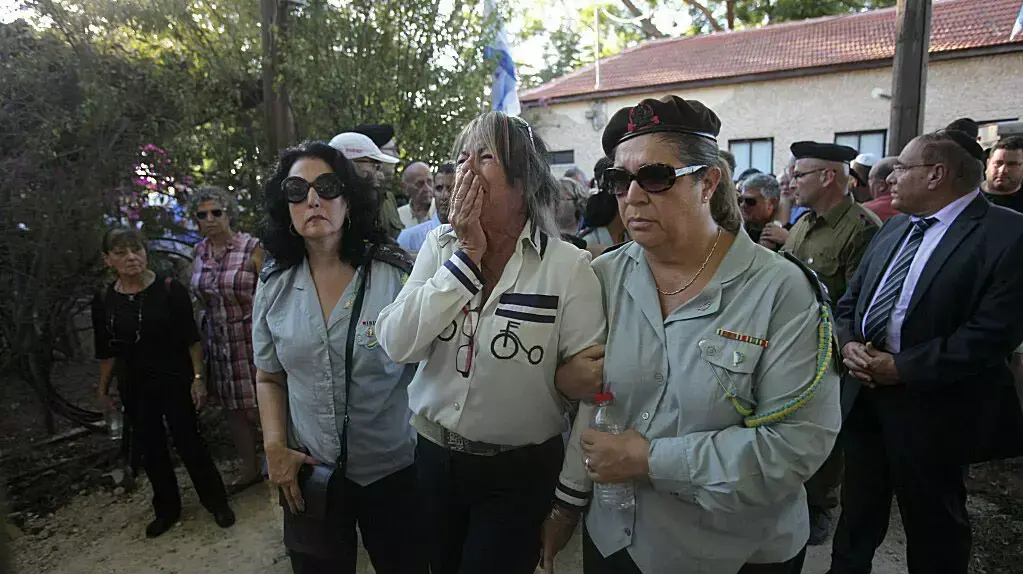 הלווייתו של דניאל פורמנץ שנפל בעזה במבצע צוק איתן, בבית הקברות בכפר אז"ר. יולי 2014 הלווייתו של דניאל פורמנץ שנפל בעזה במבצע צוק איתן, בבית הקברות בכפר אז"ר. יולי 2014