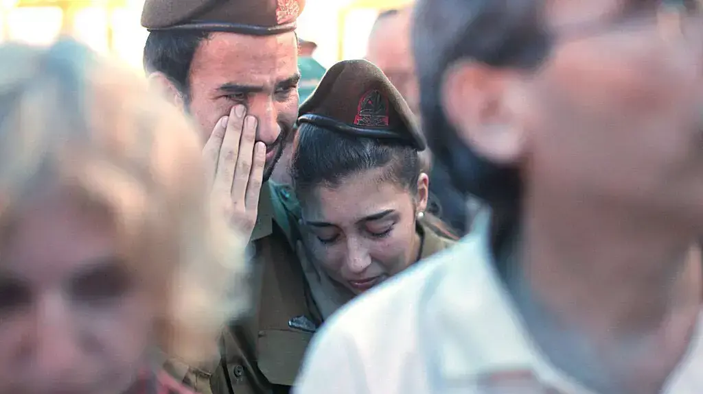 הלווייתו של דניאל פורמנץ שנפל בעזה במבצע צוק איתן, בבית הקברות בכפר אז"ר. יולי 2014 הלווייתו של דניאל פורמנץ שנפל בעזה במבצע צוק איתן, בבית הקברות בכפר אז"ר. יולי 2014