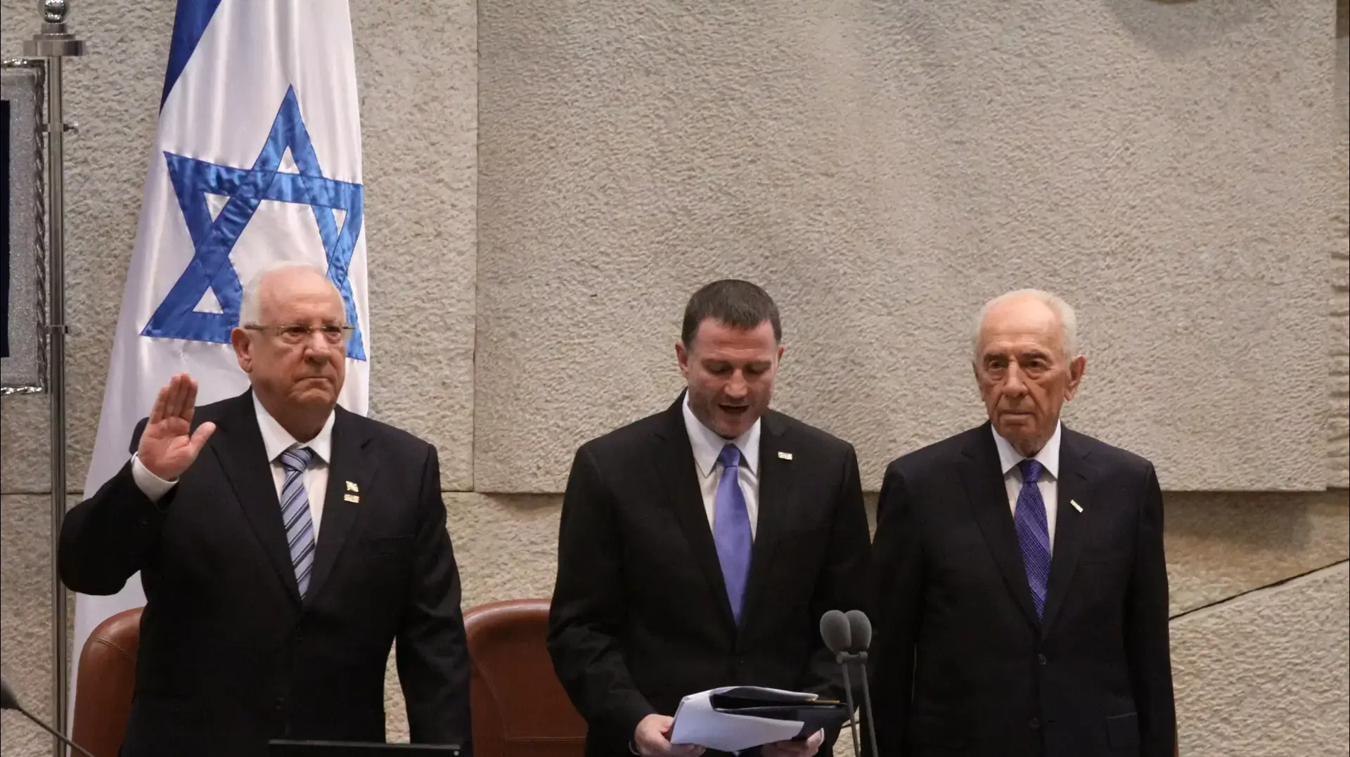 טקס הצהרת האמונים של נשיא המדינה העשירי של מדינת ישראל ראובן (רובי) ריבלין, מליאת הכנסת. יולי 2014 טקס הצהרת האמונים של נשיא המדינה העשירי של מדינת ישראל ראובן (רובי) ריבלין, מליאת הכנסת. יולי 2014