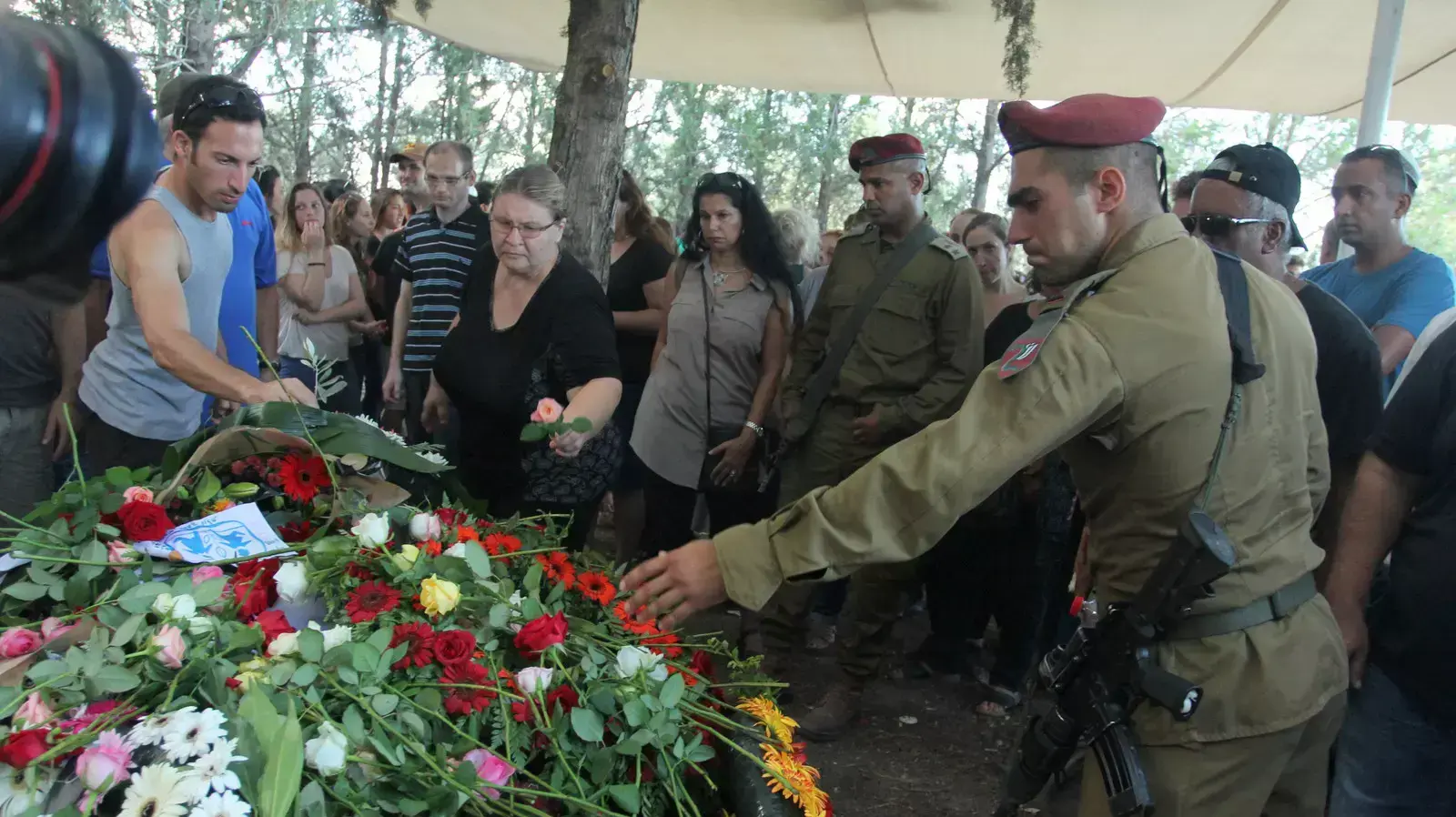 הלוויתו של סגן פז אליהו שנפל בעזה במבצע צוק איתן, בעברון. יולי 2014 הלוויתו של סגן פז אליהו שנפל בעזה במבצע צוק איתן, בעברון. יולי 2014