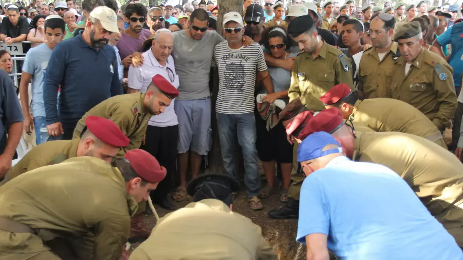 הלוויתו של סגן פז אליהו שנפל בעזה במבצע צוק איתן, בעברון. יולי 2014