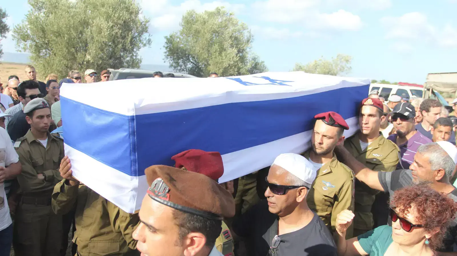הלוויתו של סגן פז אליהו שנפל בעזה במבצע צוק איתן, בעברון. יולי 2014 הלוויתו של סגן פז אליהו שנפל בעזה במבצע צוק איתן, בעברון. יולי 2014