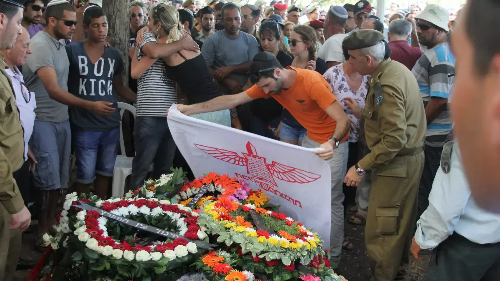 הלוויתו של סגן פז אליהו שנפל בעזה במבצע צוק איתן, בעברון. יולי 2014 הלוויתו של סגן פז אליהו שנפל בעזה במבצע צוק איתן, בעברון. יולי 2014