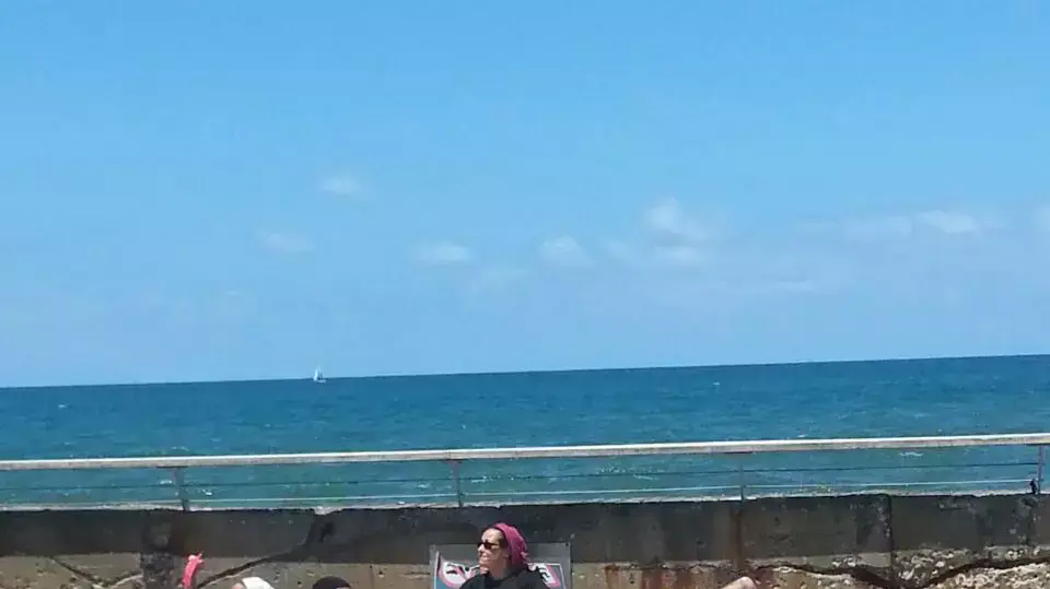 מבלים בנמל תל אביב בזמן אזעקה מבלים בנמל תל אביב בזמן אזעקה