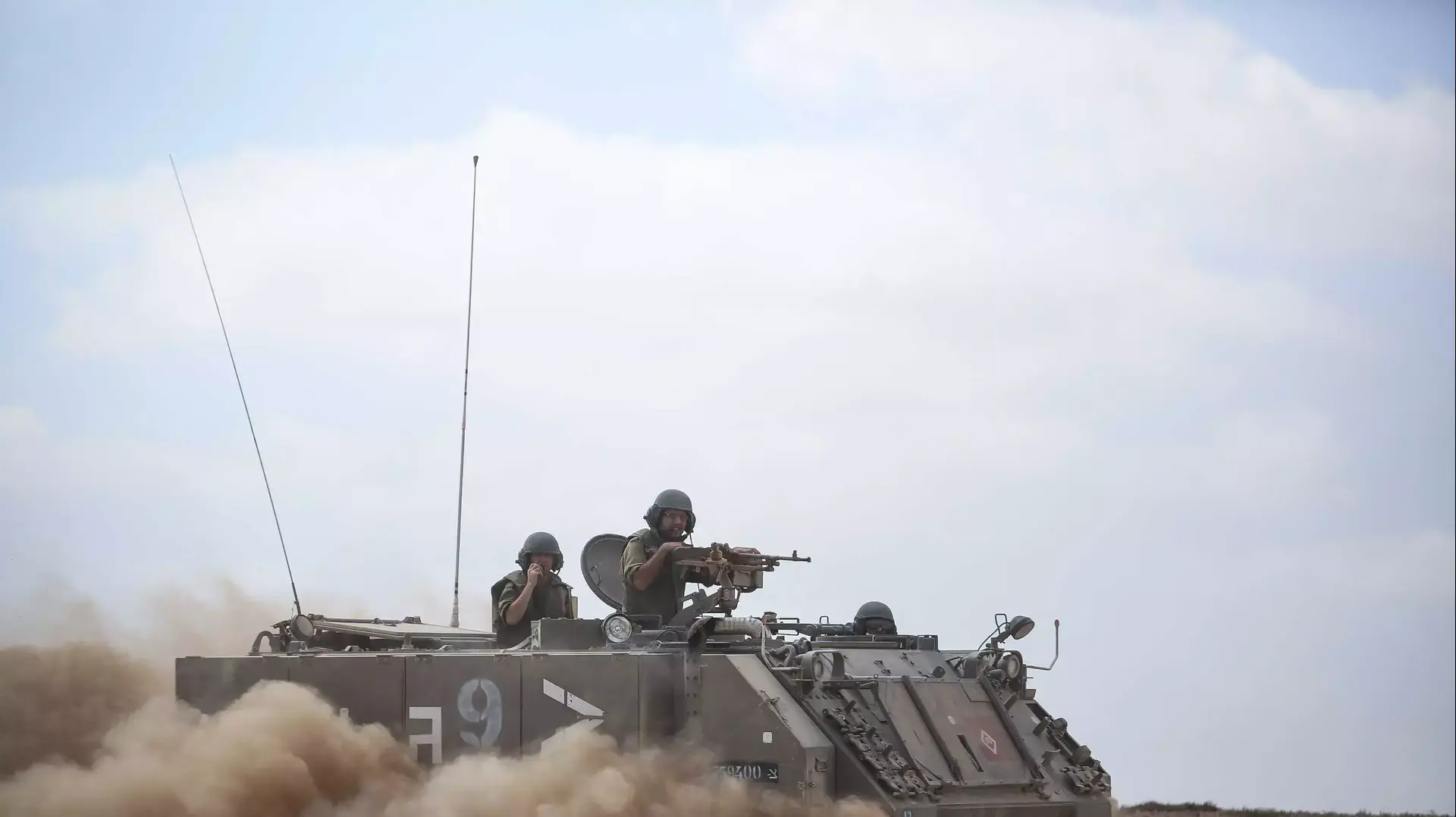 בכניסה לכפר מימון בדרום במסגרת מבצע צוק איתן בכניסה לכפר מימון בדרום במסגרת מבצע צוק איתן