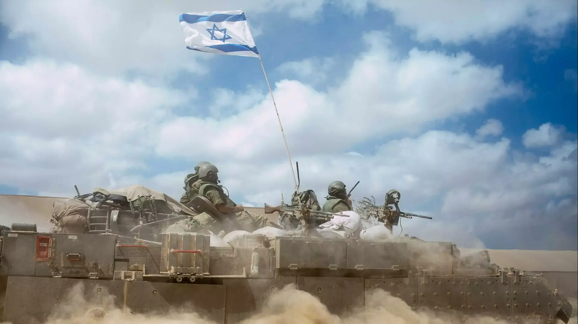 בכניסה לכפר מימון בדרום במסגרת מבצע צוק איתן בכניסה לכפר מימון בדרום במסגרת מבצע צוק איתן