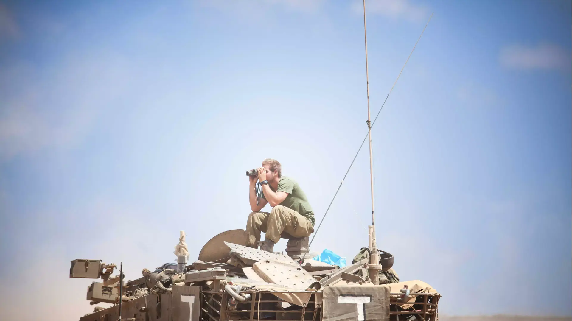 בכניסה לכפר מימון בדרום במסגרת מבצע צוק איתן בכניסה לכפר מימון בדרום במסגרת מבצע צוק איתן