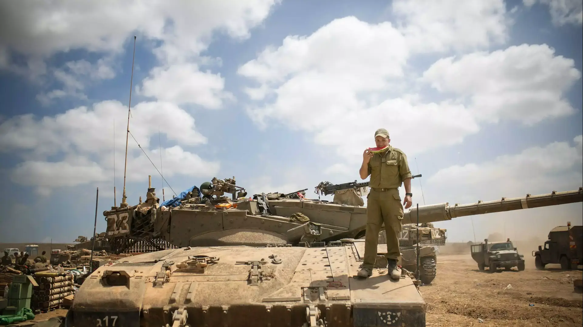 חיילי שריון מחטיבה 7 נערכים ליד רצועת עזה חיילי שריון מחטיבה 7 נערכים ליד רצועת עזה