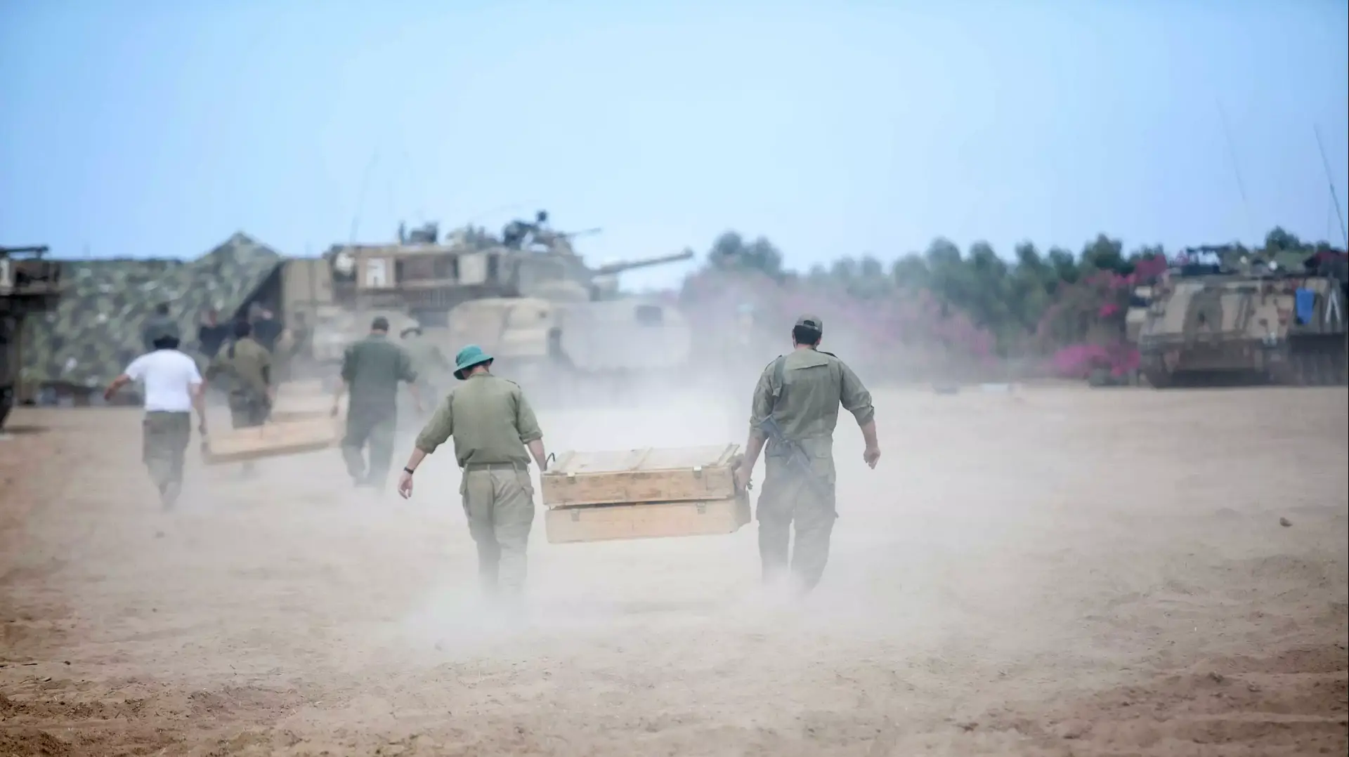חיילי שריון מחטיבה 7 נערכים ליד רצועת עזה חיילי שריון מחטיבה 7 נערכים ליד רצועת עזה