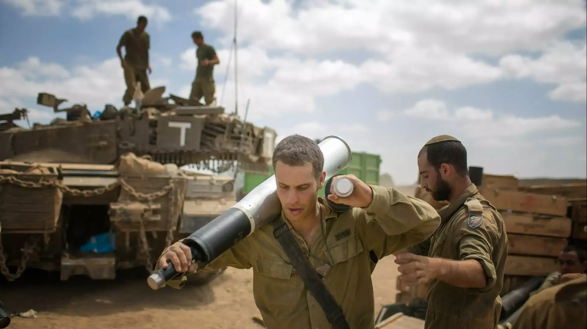 חיילי שריון מחטיבה 7 נערכים ליד רצועת עזה חיילי שריון מחטיבה 7 נערכים ליד רצועת עזה