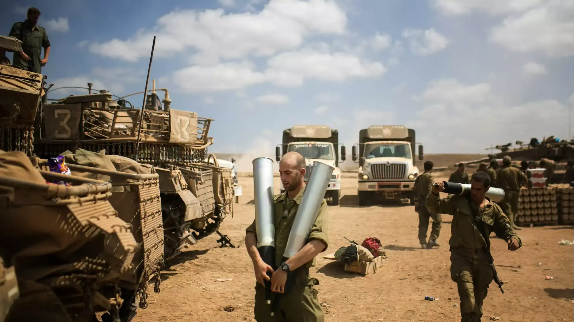 חיילי שריון מחטיבה 7 נערכים ליד רצועת עזה חיילי שריון מחטיבה 7 נערכים ליד רצועת עזה