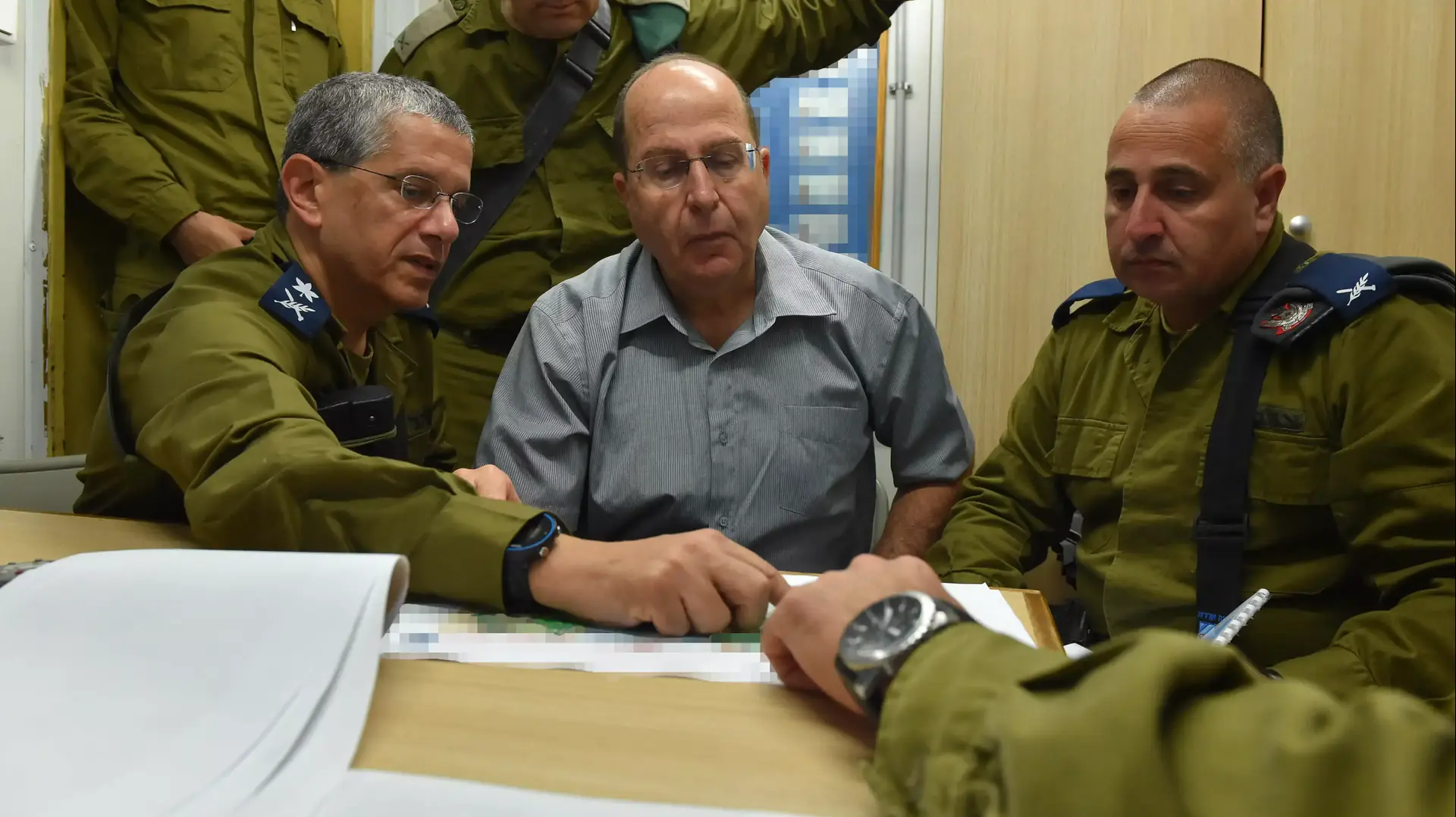 משה יעלון מבקר בסוללת כיפת ברזל במרכז הארץ, 25 ביולי 2014 משה יעלון מבקר בסוללת כיפת ברזל במרכז הארץ, 25 ביולי 2014