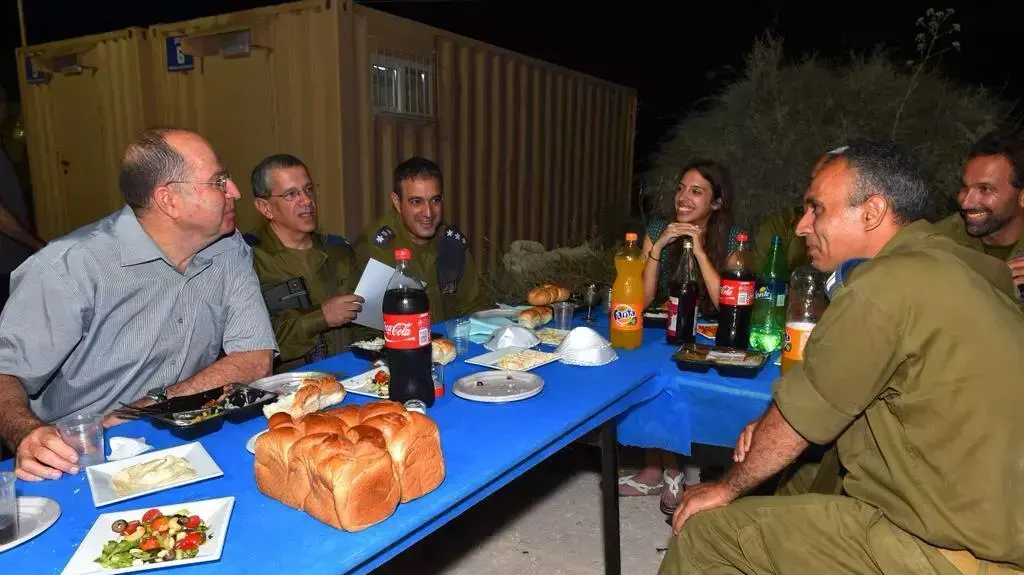 שר הביטחון יעלון בביקור "כיפת ברזל" 25.7.2014 שר הביטחון יעלון בביקור "כיפת ברזל" 25.7.2014