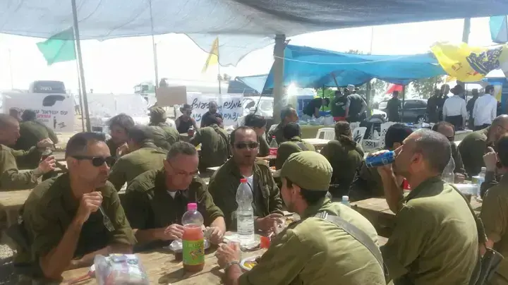 "חמ"ל האוכל" של דורון אלבז, ליד אופקים "חמ"ל האוכל" של דורון אלבז, ליד אופקים