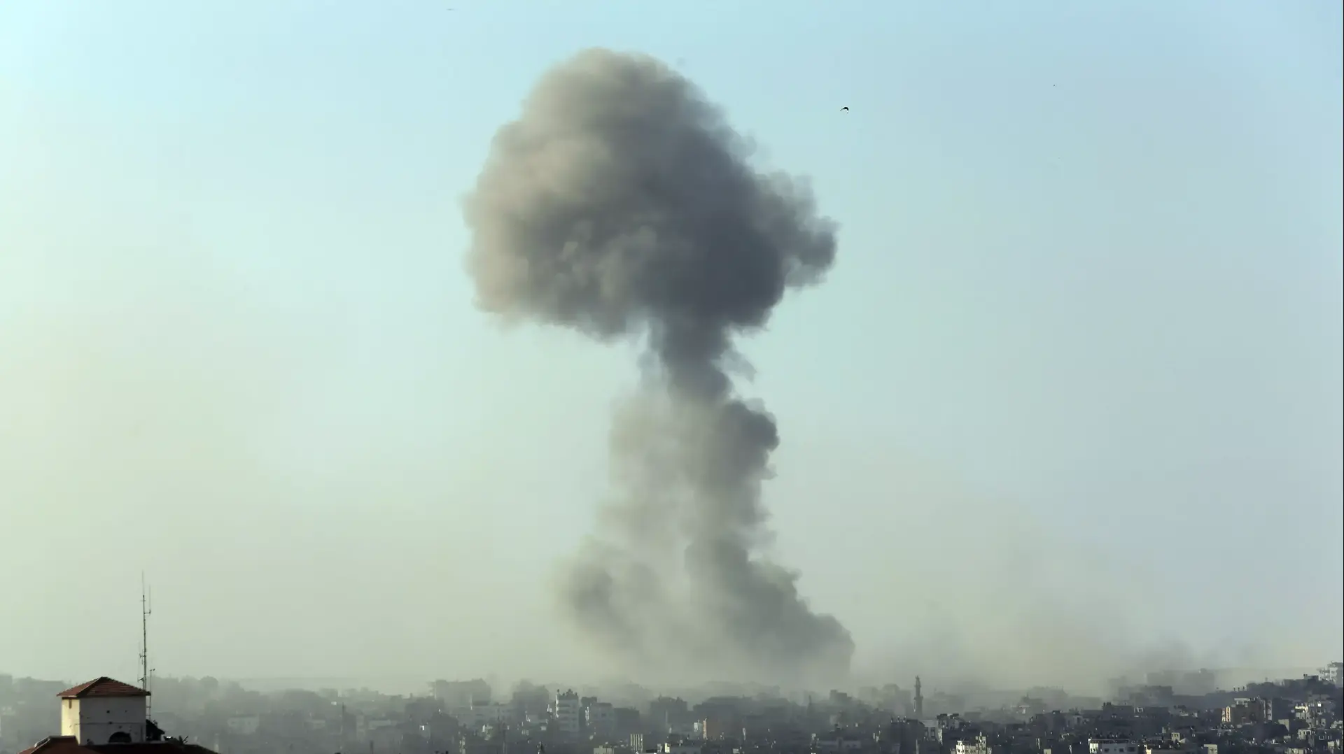 עשן מיתמר מתקיפות צה"ל ברצועת עזה זמן קצר לפני הפסקת האש ההומניטרית. 26 ביולי 2014 עשן מיתמר מתקיפות צה"ל ברצועת עזה זמן קצר לפני הפסקת האש ההומניטרית. 26 ביולי 2014