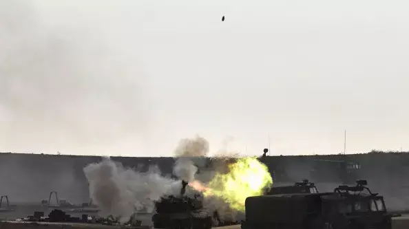 כוחות צה"ל בגבול רצועת עזה, זמן קצר לפני הכניסה לתוקף של הפסקת האש ההומניטרית הקצרה. 26 ביולי 2014