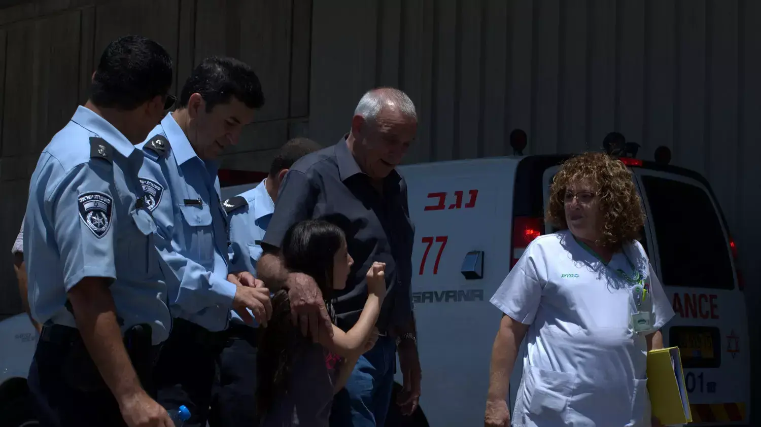השר לביטחון הפנים יצחק אהרונוביץ' מבקר בבית החולים סורוקה בבאר שבע. 26 ביולי 2014