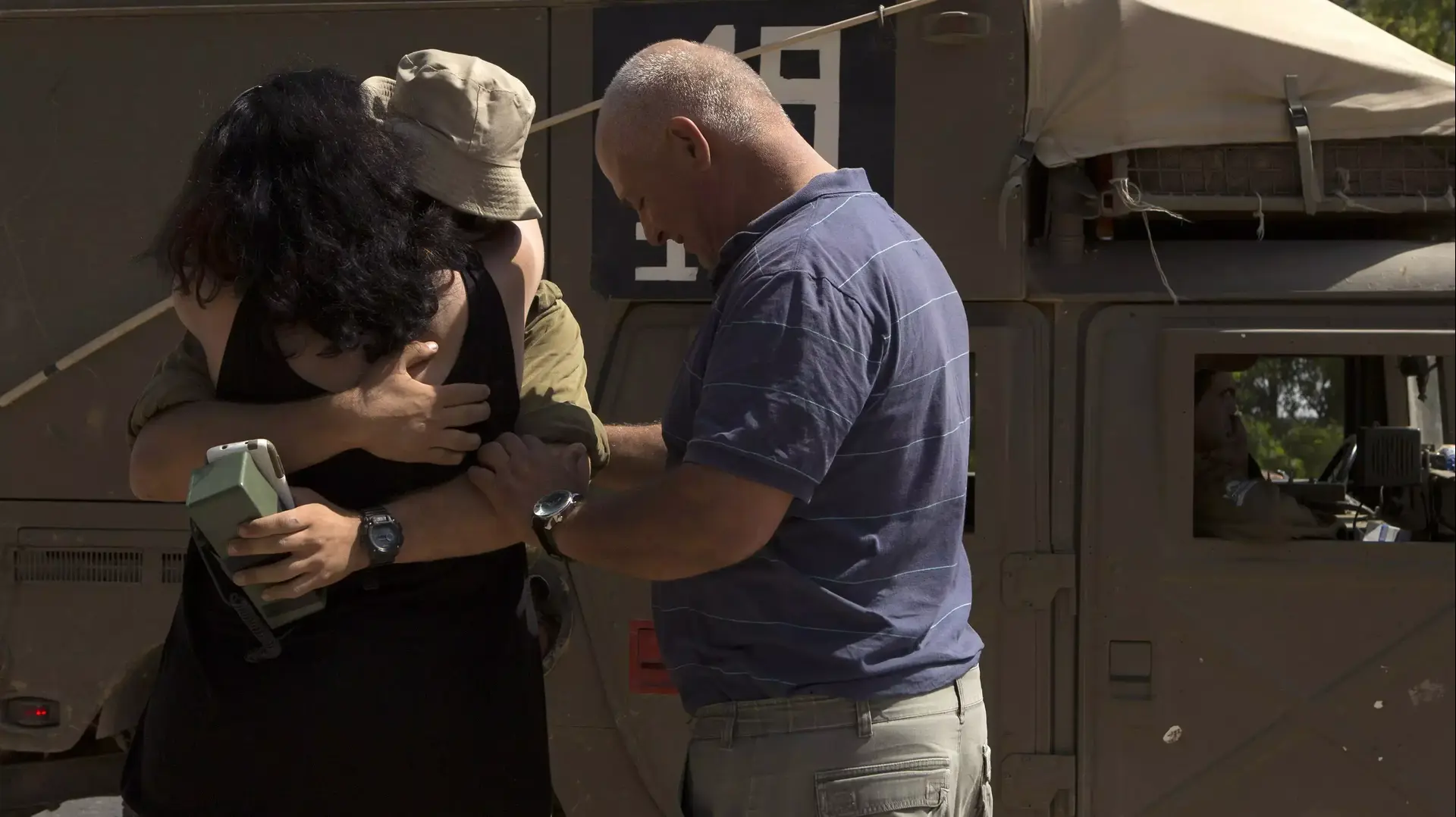חיילי מילואים פוגשים את קרוביהם במהלך הפסקת האש ההומניטרית. עוטף עזה, 26 ביולי 2014 חיילי מילואים פוגשים את קרוביהם במהלך הפסקת האש ההומניטרית. עוטף עזה, 26 ביולי 2014