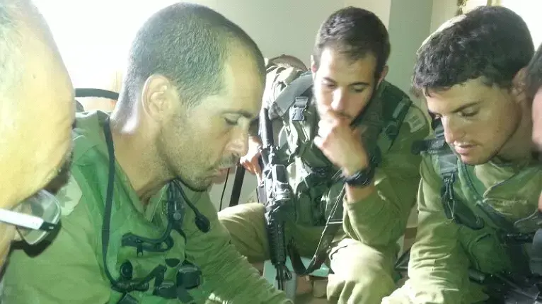 כתב וואלה! חדשות אמיר בוחבוט עם כוחות צה"ל ברצועת עזה במבצע "צוק איתן". 26 ביולי 2014 כתב וואלה! חדשות אמיר בוחבוט עם כוחות צה"ל ברצועת עזה במבצע "צוק איתן". 26 ביולי 2014