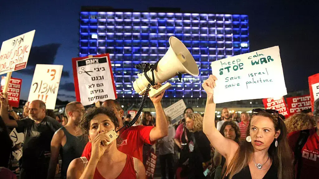 הפגנת השמאל בכיכר רבין , מבצע צוק איתן הפגנת השמאל בכיכר רבין , מבצע צוק איתן