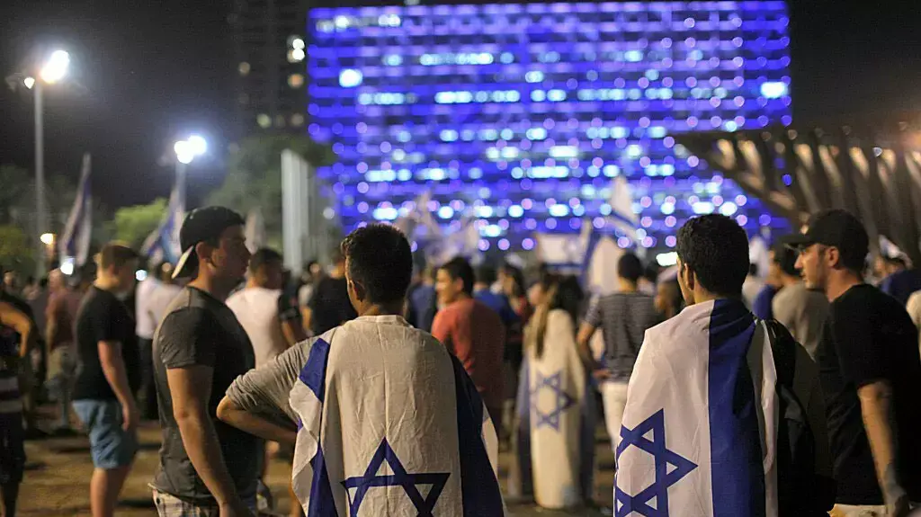 אלפי הפגינו נגד המשך המבצע הקרקעי בעזה אלפי הפגינו נגד המשך המבצע הקרקעי בעזה