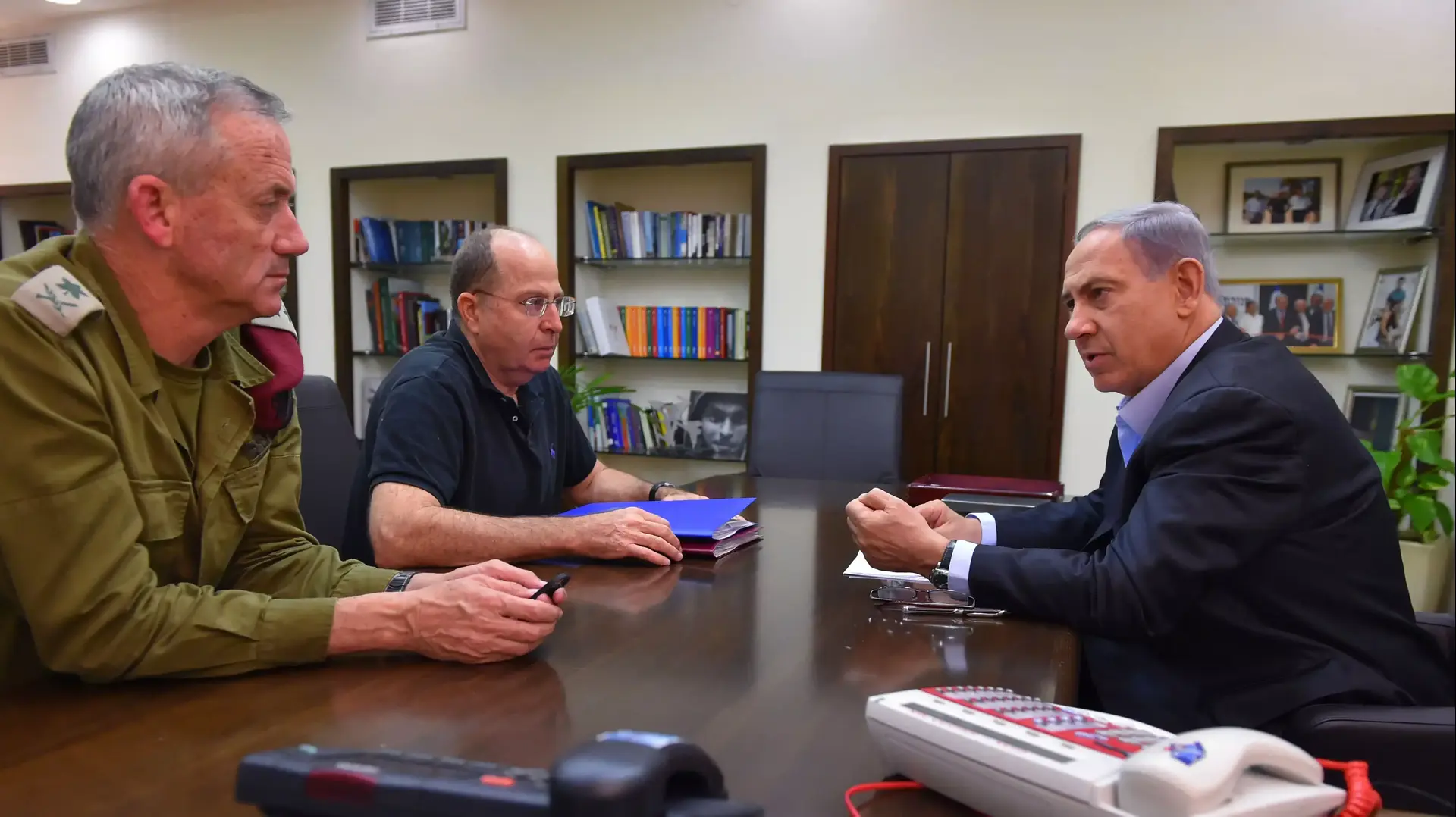 ראש הממשלה בנימין נתניהו עם שר הביטחון יעלון והרמטכ"ל גנץ בהערכת מצב בקריה, יולי 2014
