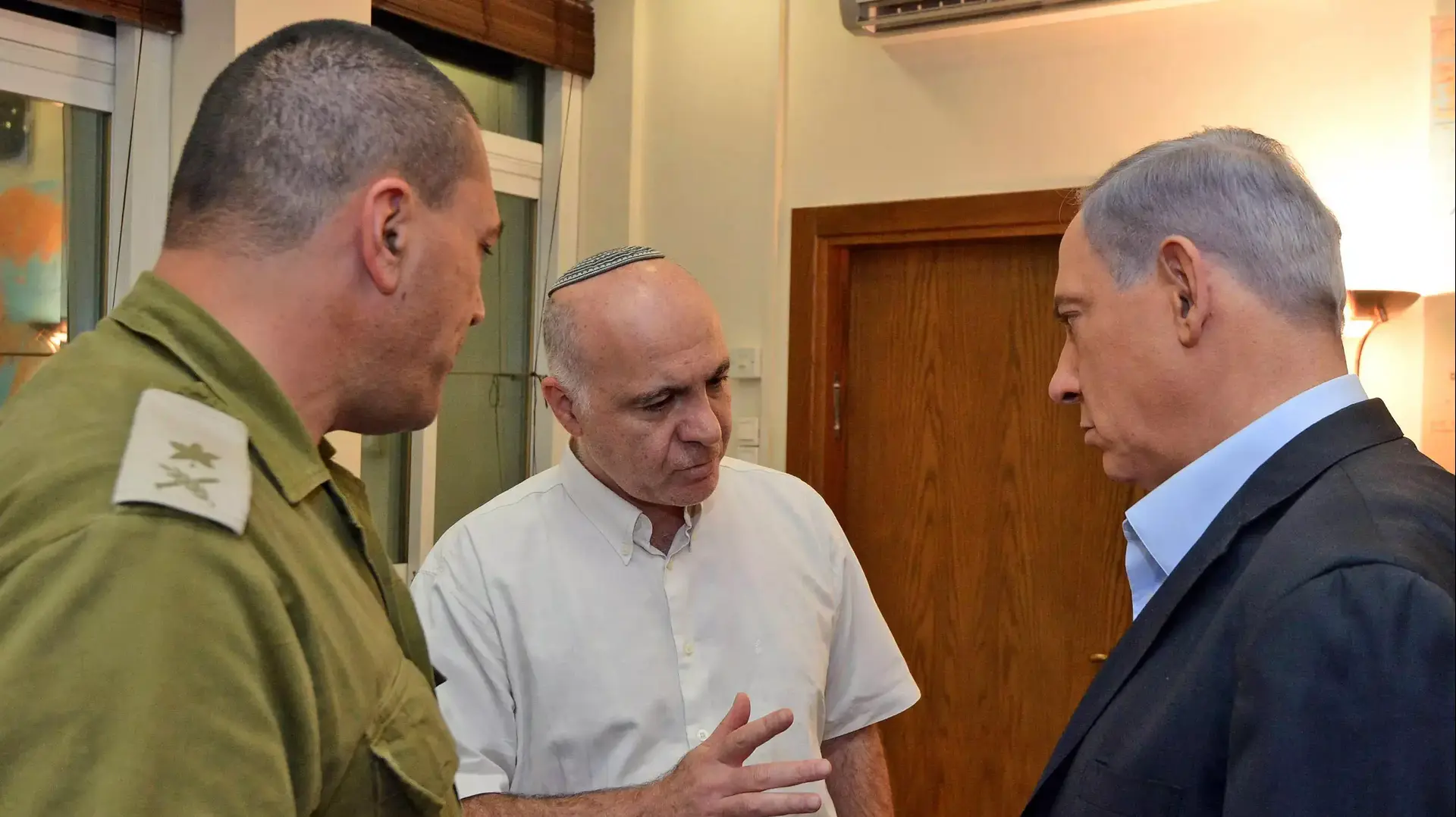 ראש הממשלה בנימין נתניהו בהתייעצות ביטחונית עם ראש השב"כ יורם כהן והמזכיר הצבאי אייל זמיר ראש הממשלה בנימין נתניהו בהתייעצות ביטחונית עם ראש השב"כ יורם כהן והמזכיר הצבאי אייל זמיר